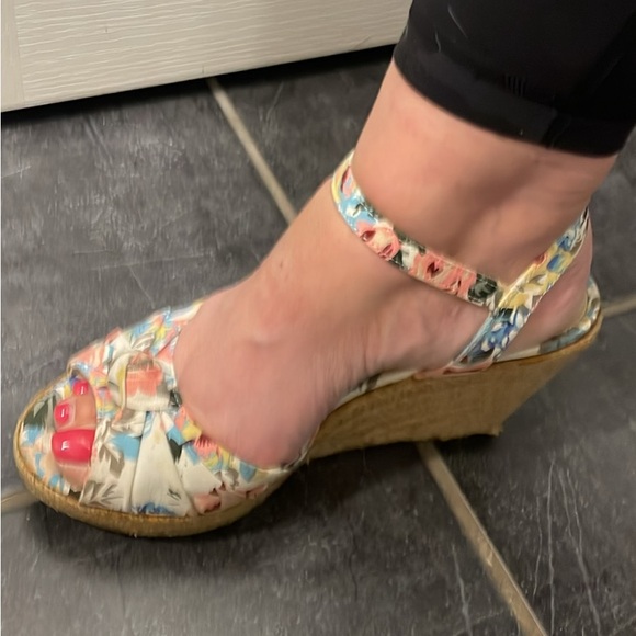 3 pairs of heels. 2 wedges one thick heel. Open toes style and very comfortable. - Picture 5 of 8